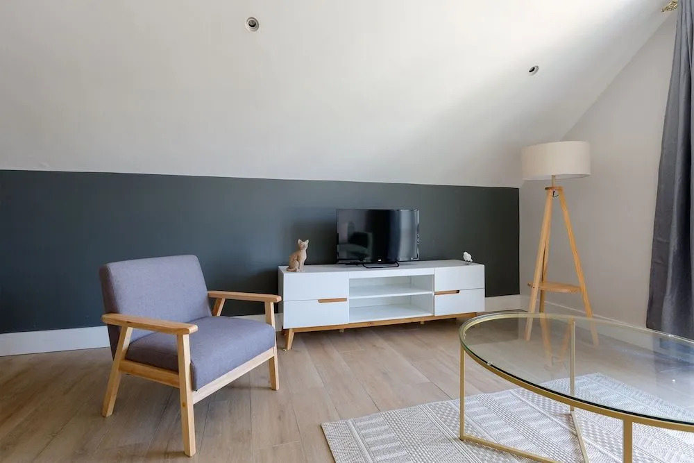 Elegant 2 Bed Flat with Balcony in Finchley