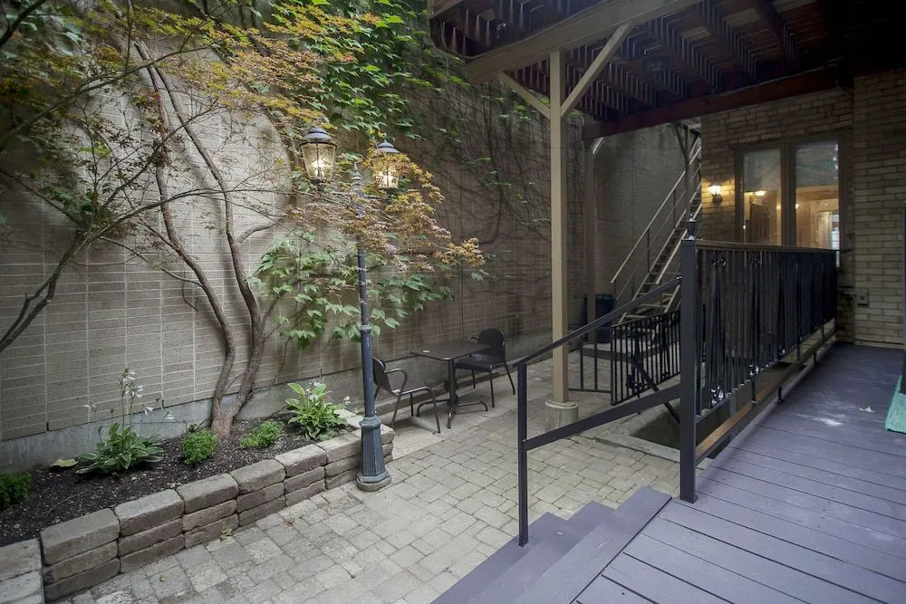 Spacious 1BR - King Bed and Terrace