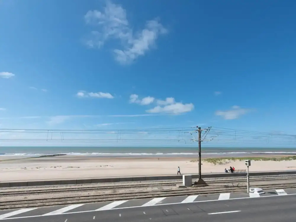 Apartment With Frontal sea View in Raversijde