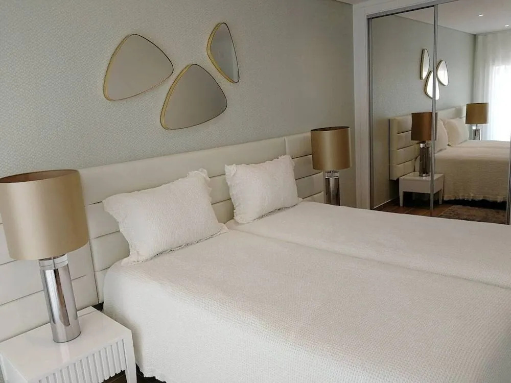 2 Bed Flat - Sleeps 6 - Pool - Parking - Wifi