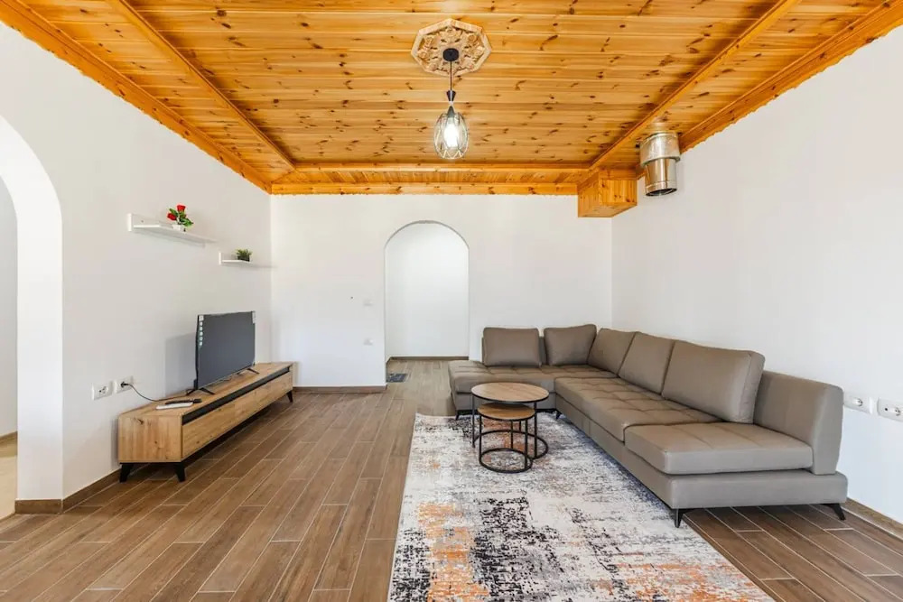 Hillside Apartment Gjirokast r 2 2BR With Balcony