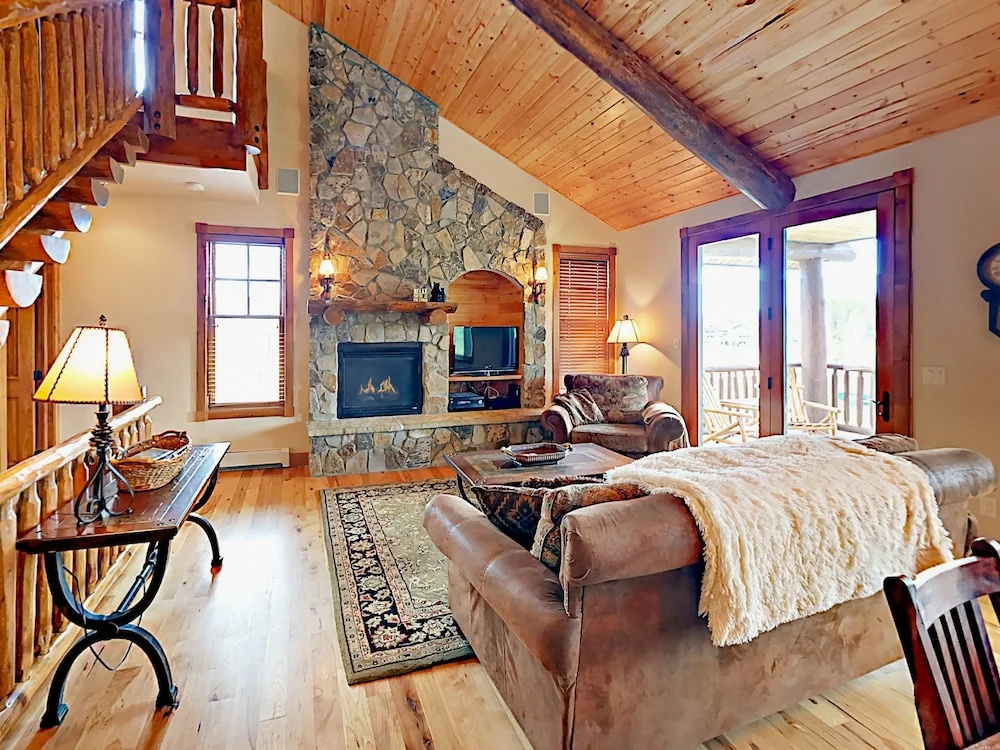 525 N Lupine Lane Home - 4 Br home by RedAwning
