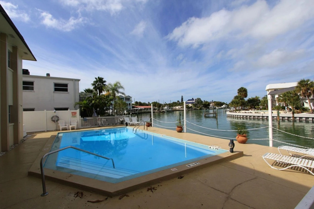 Pointe Capri #15