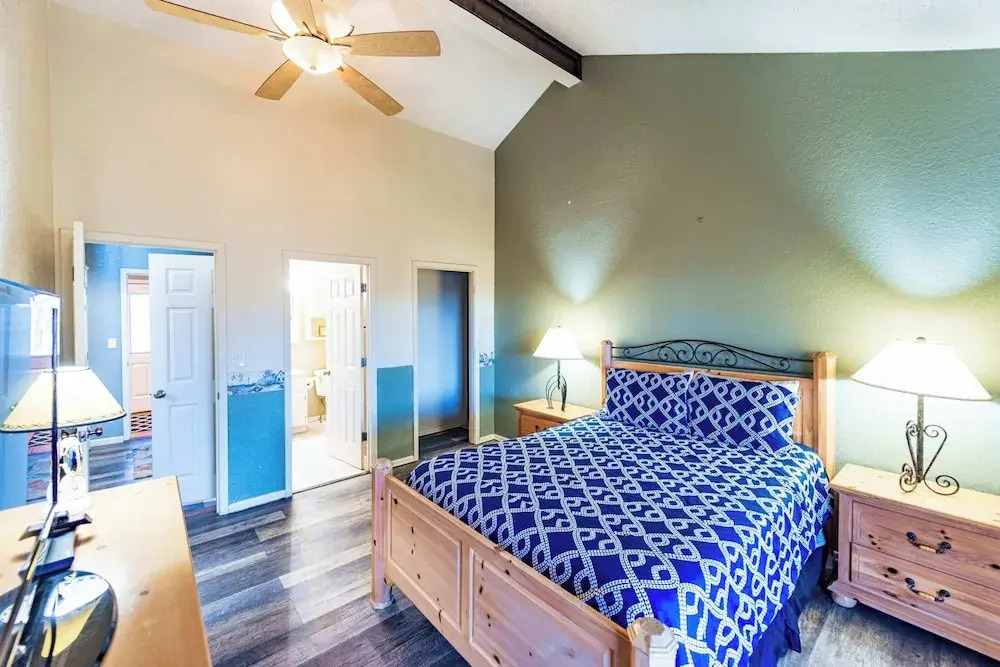 Serenity Now Quiet 4 BDR Next to Margaritaville!