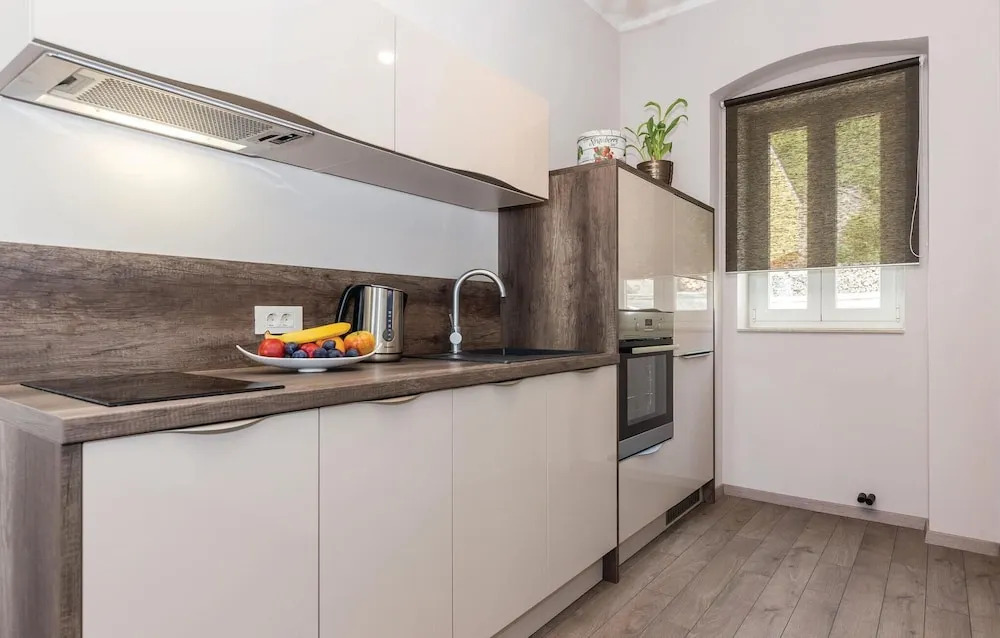 Amazing Home in Praputnjak With Wifi and 5 Bedrooms