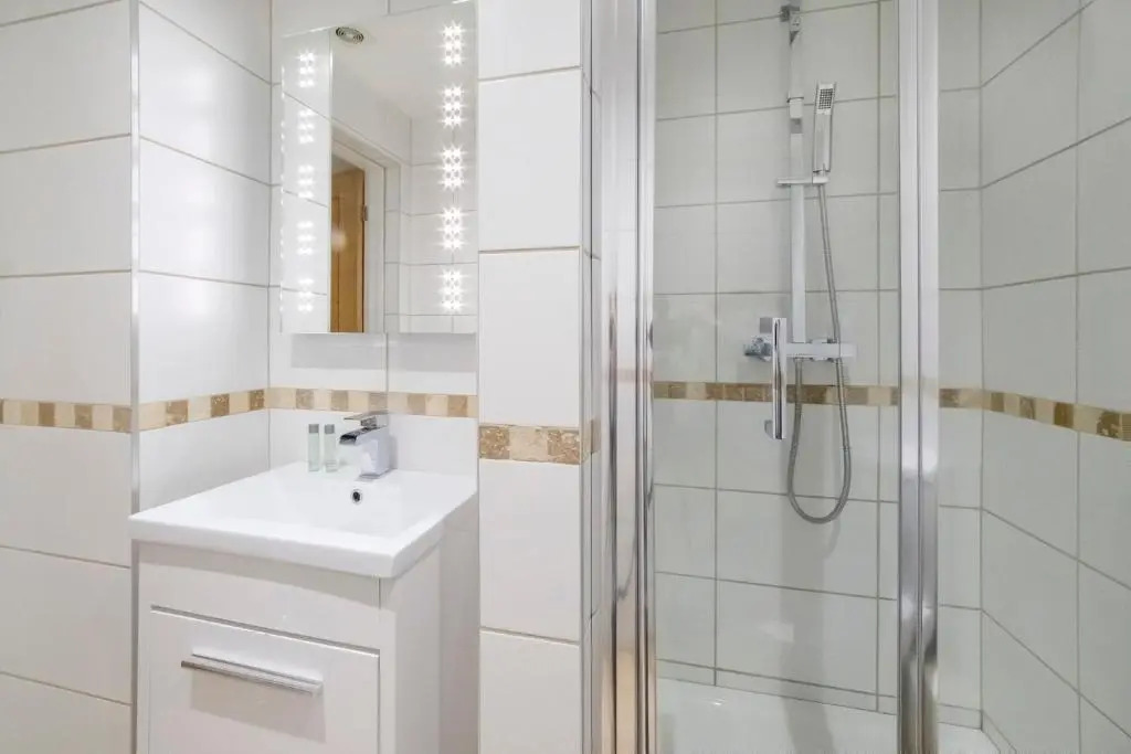 Apartment 1 the Keyes- Stylish & Spacious Apartment with Free Parking