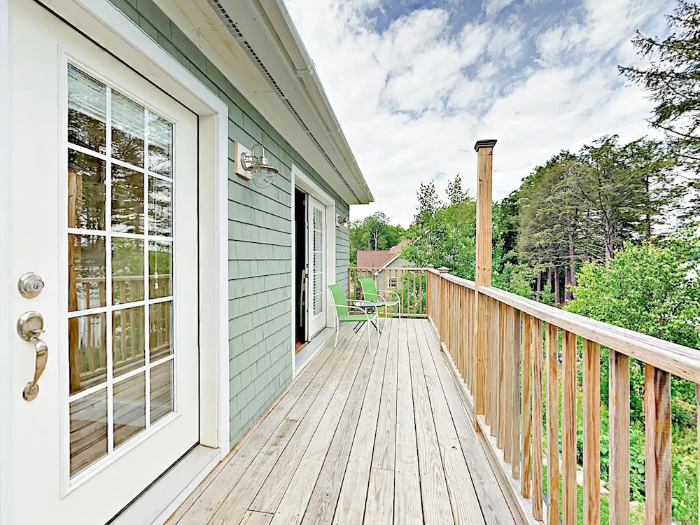 New 1br  W/ Water-view Deck 1 Bedroom Condo