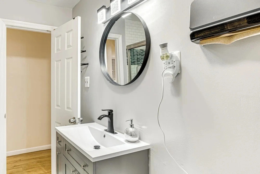 1 Mi to Downtown Newark: Urban Escape