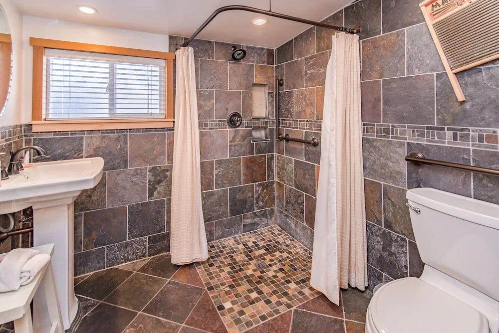 Updated Lake Tahoe House - 1 Br home by RedAwning