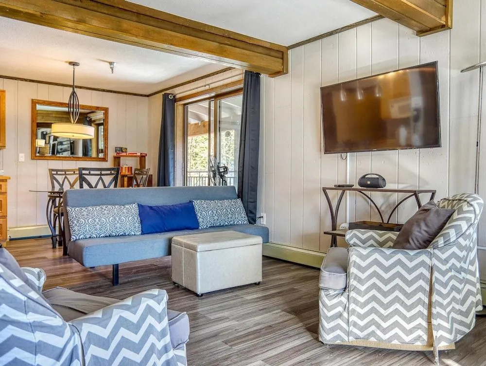 Geothermally Heated Outdoor Pool and Scenic Deck - Cozy Studio Retreat
