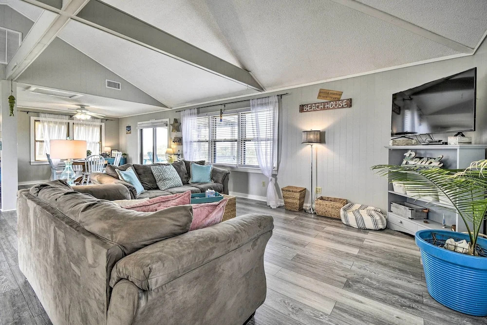 Hatteras-style Salvo Home - Walk to Shore!