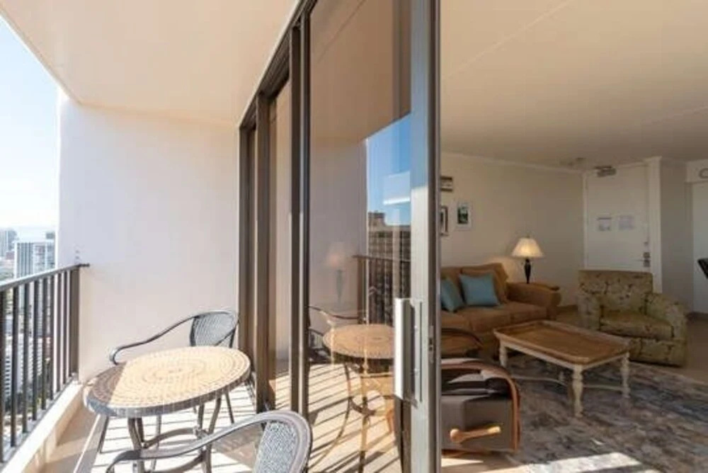 37th Floor Condo with Sweeping Ocean Views & Free parking!