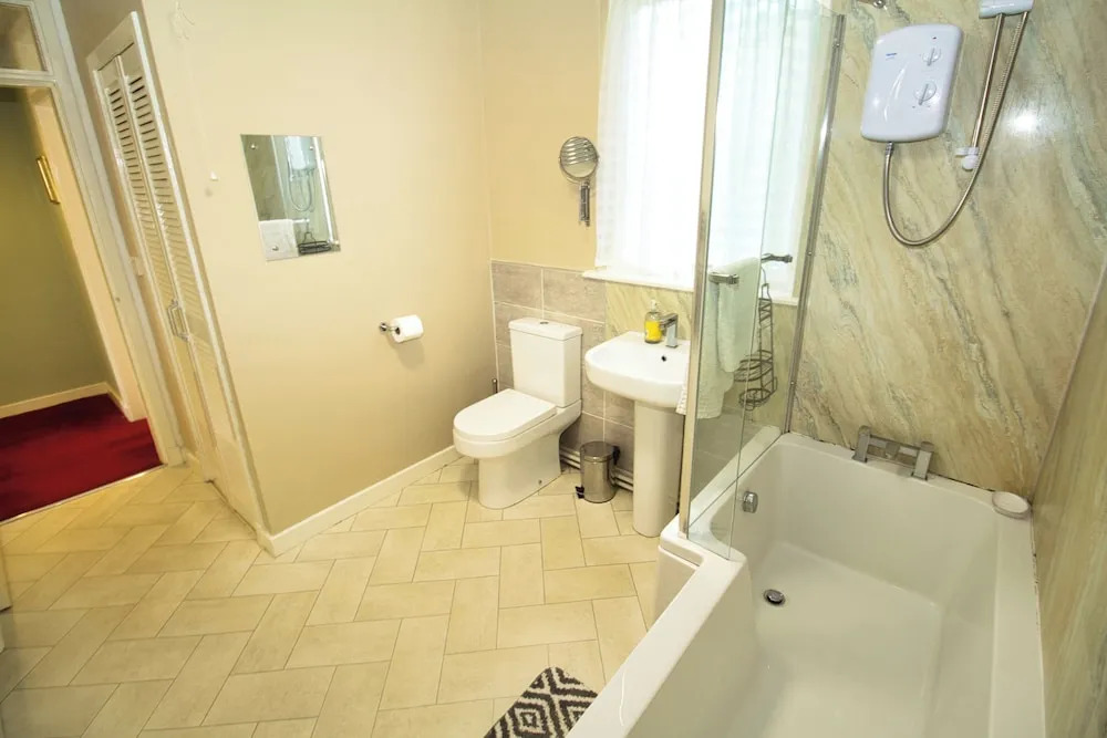Accessible Bungalow - 4 Beds 2 Baths -dog Friendly
