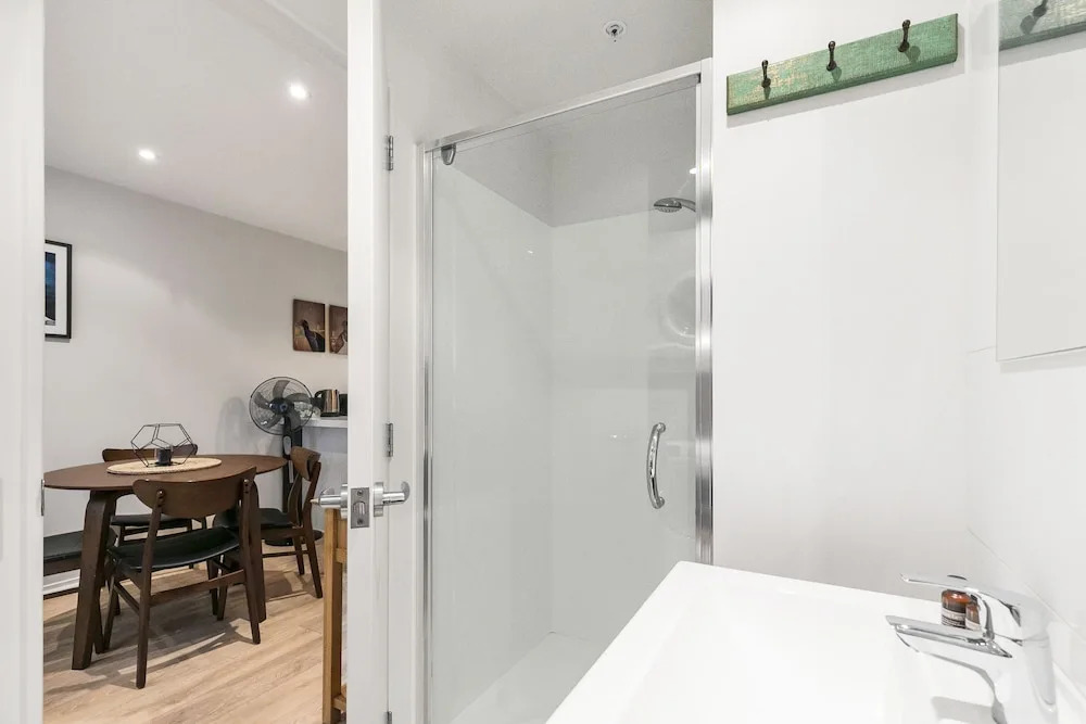Chic 2BR Pool & Gym - Steps to Ponsonby