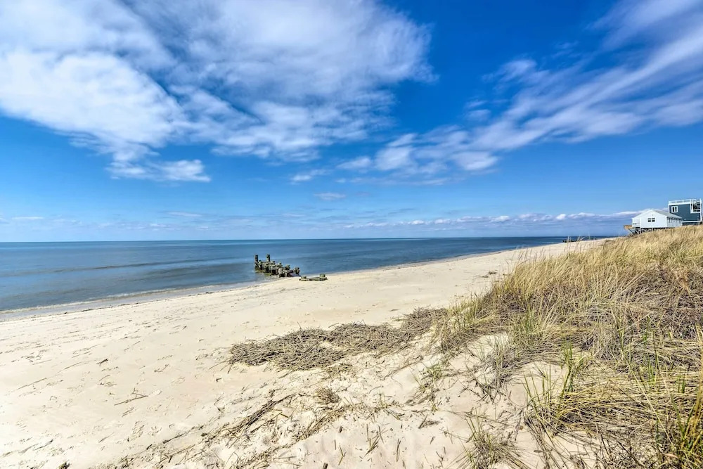 Cozy Villas Cottage w/ Deck, 1/2 Block to Beach