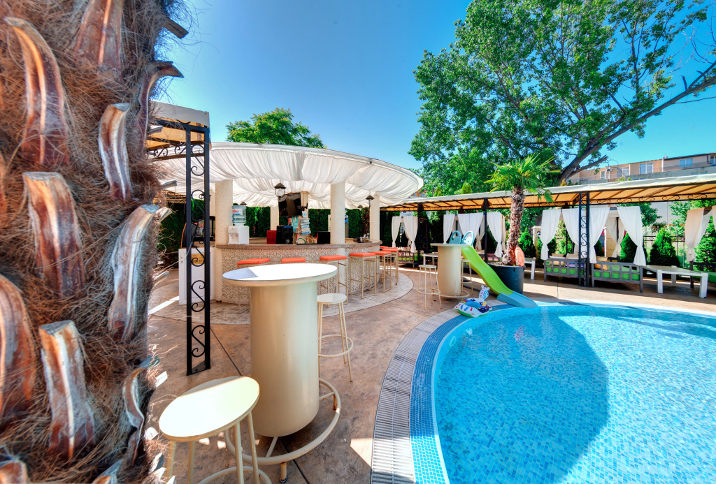 Avenue Deluxe Hotel