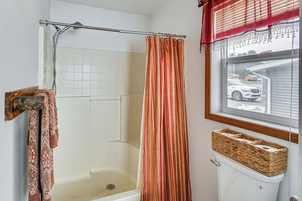 Luxe Hideaway on Houghton Lake: Families Welcome!