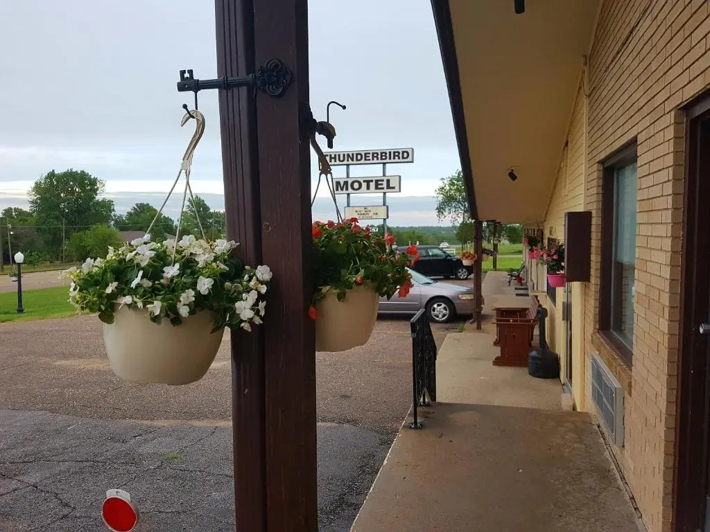 Thunderbird Motel