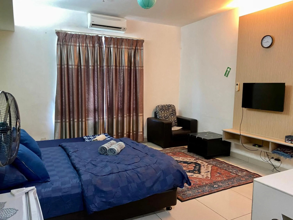 Private Studio Viana Court Service Apartment 2 with private parking