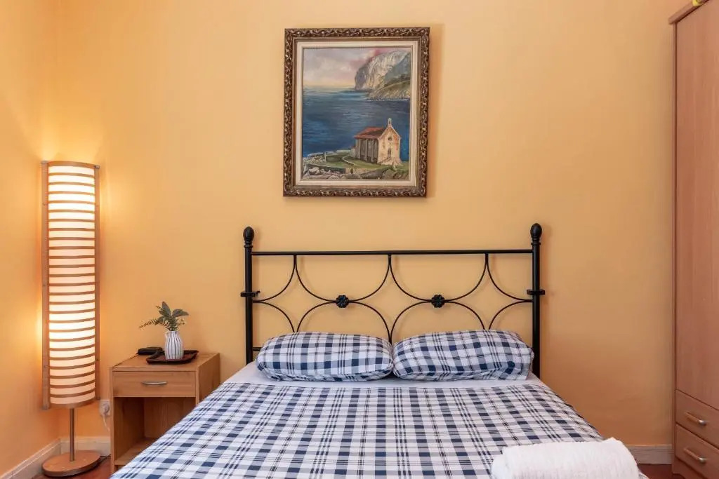 Antigua casa de escritor junto a la playa