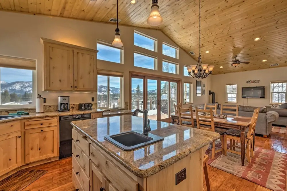 Mountain-view Deck: South Lake Tahoe Retreat!