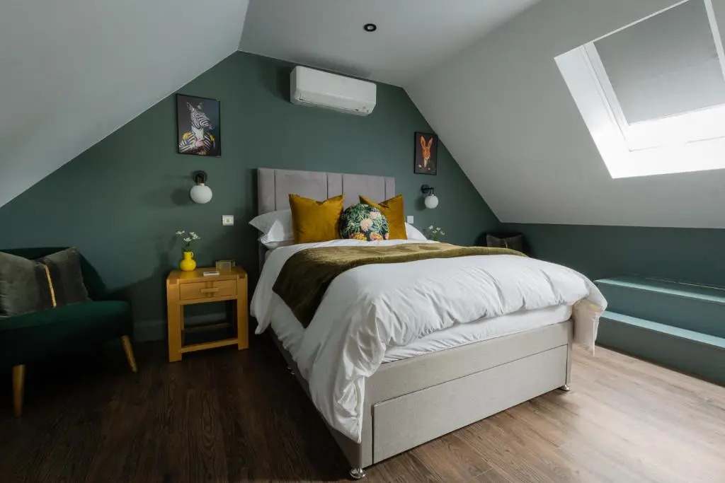 Stylish one bedroom Cotswold Coach House Tetbury