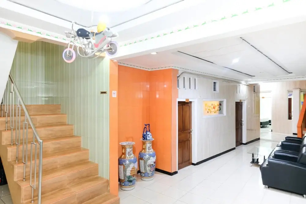 Urbanview Hotel Mawar Sharon near Alun Alun Batu