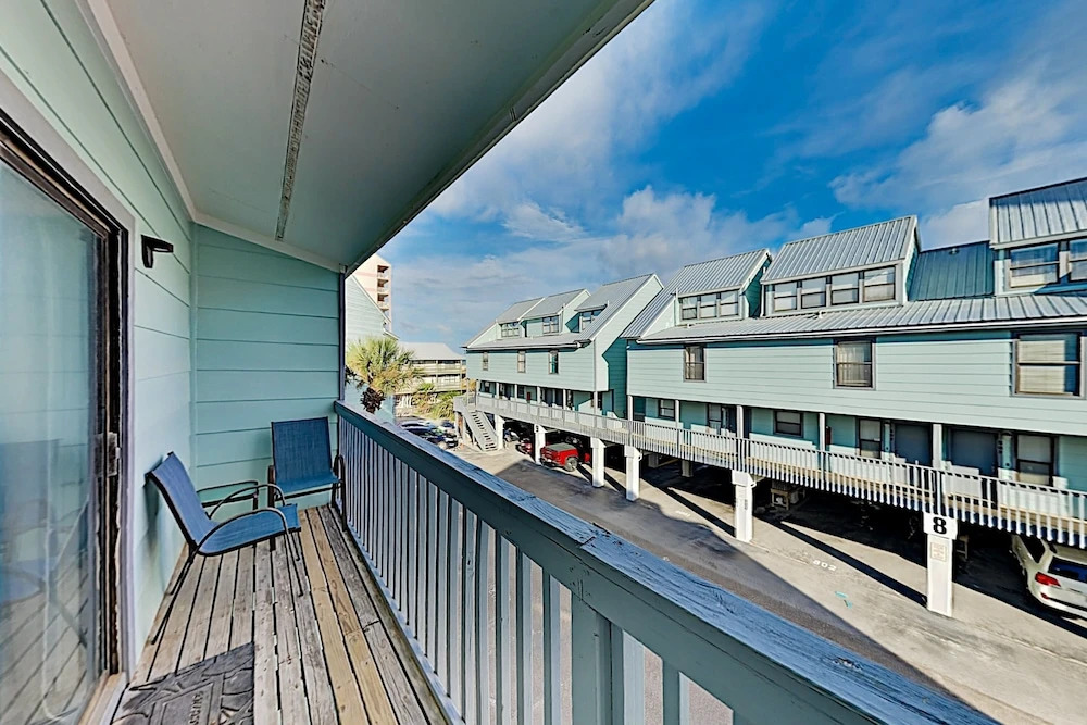 Beachside W/ Balcony - Walkable Location! 3 Bedroom Condo