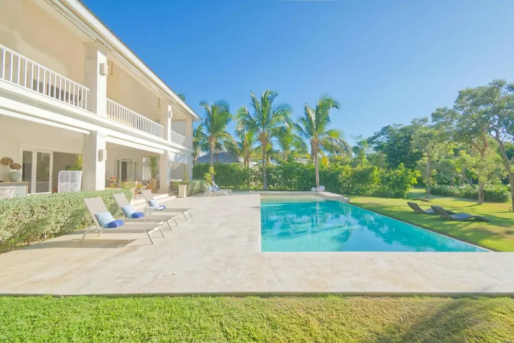 Modern Villa w Golf and Lake View in Beach Resort