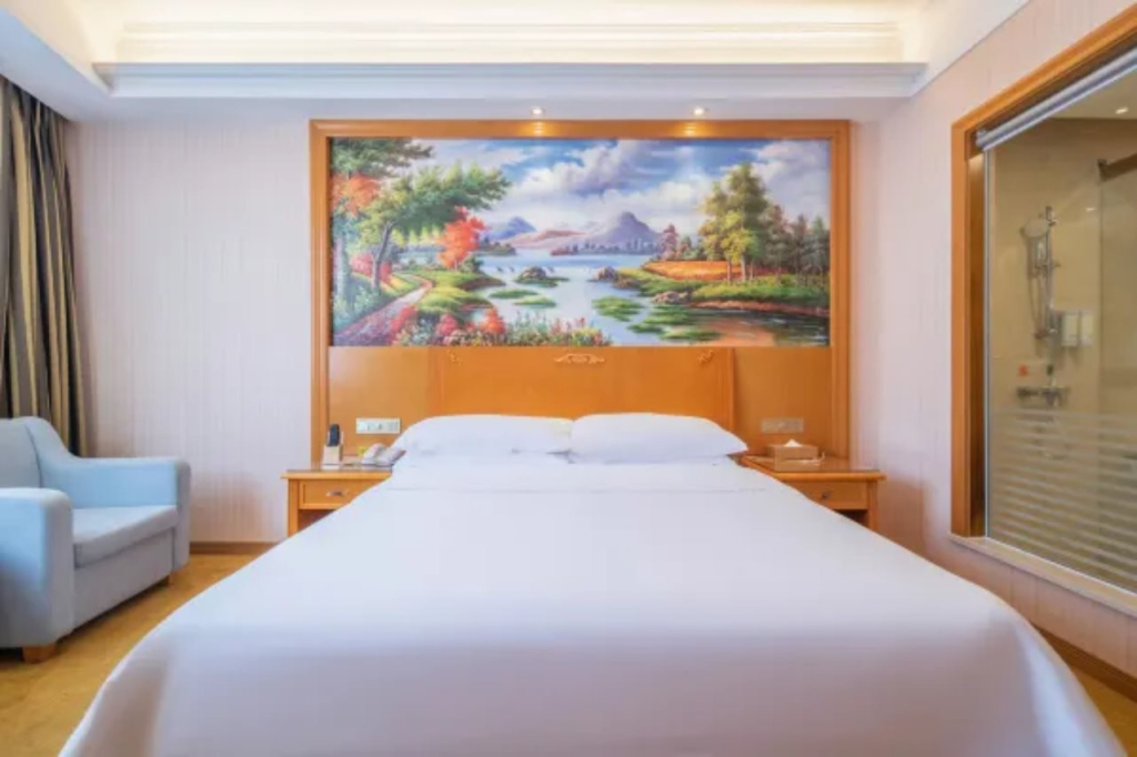 Vienna Hotel (Lingshui Center)