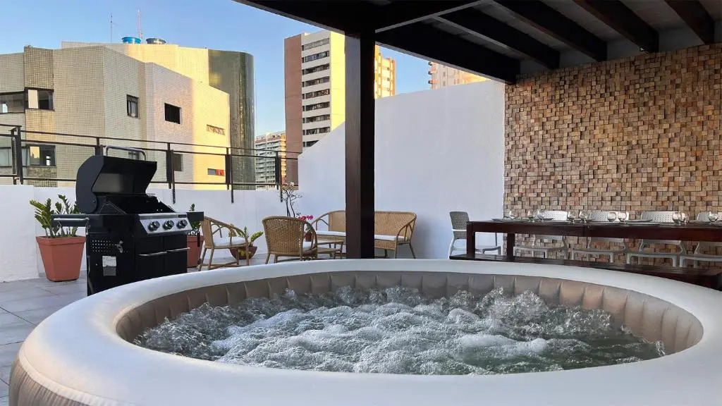 Luxuosa cobertura de 380m² a 850m da Av Beira Mar
