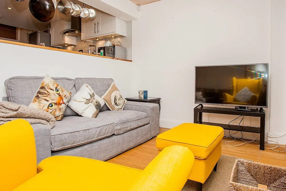 Modern 2 Bedroom House With Parking