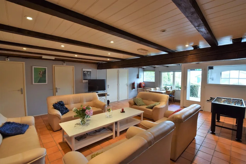 Farmhouse in Oosterwijk by River Linge