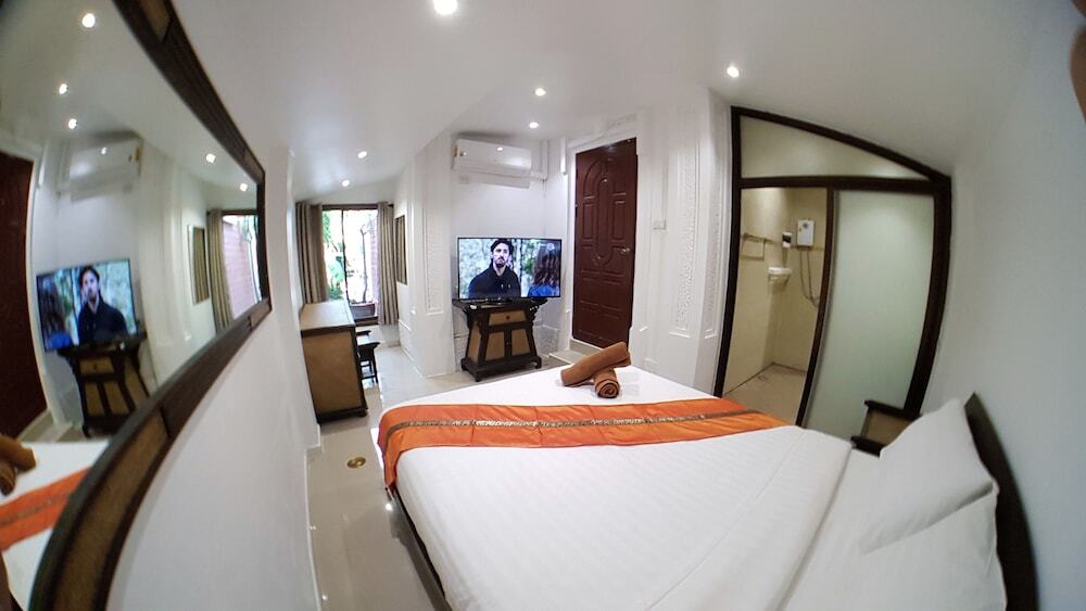 IZZYLAND Luxury Pool Villa Pattaya Walking Street