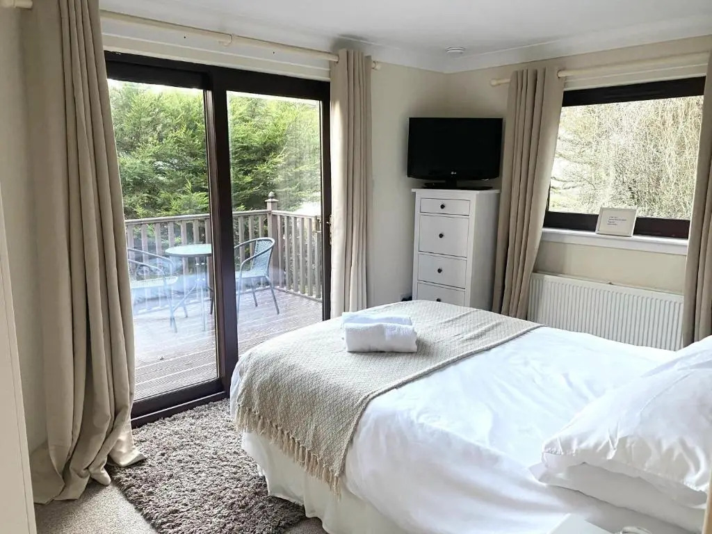 4 Bed House - Sleeps 9 - Hottub - Parking