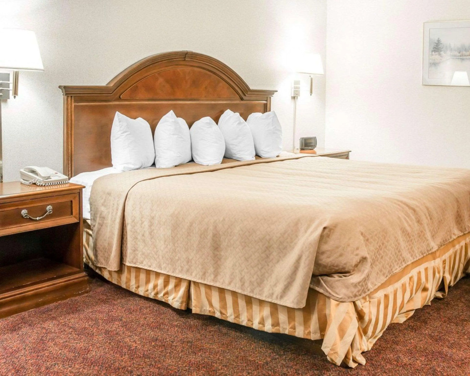 Quality Inn & Suites Mackinaw City Beachfront