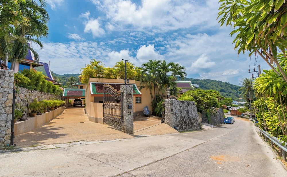 Luxury Four Bed Villa Jasmine, infinity pool, full staff , chef and breakfasts