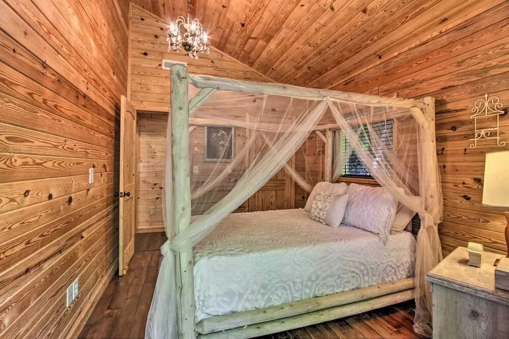Rustic Gatlinburg Chalet w/ Hot Tub: 2 Mi to Town