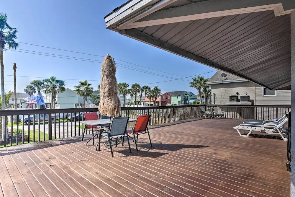 1/2 Mi to Beach: Canal-front Galveston Home!