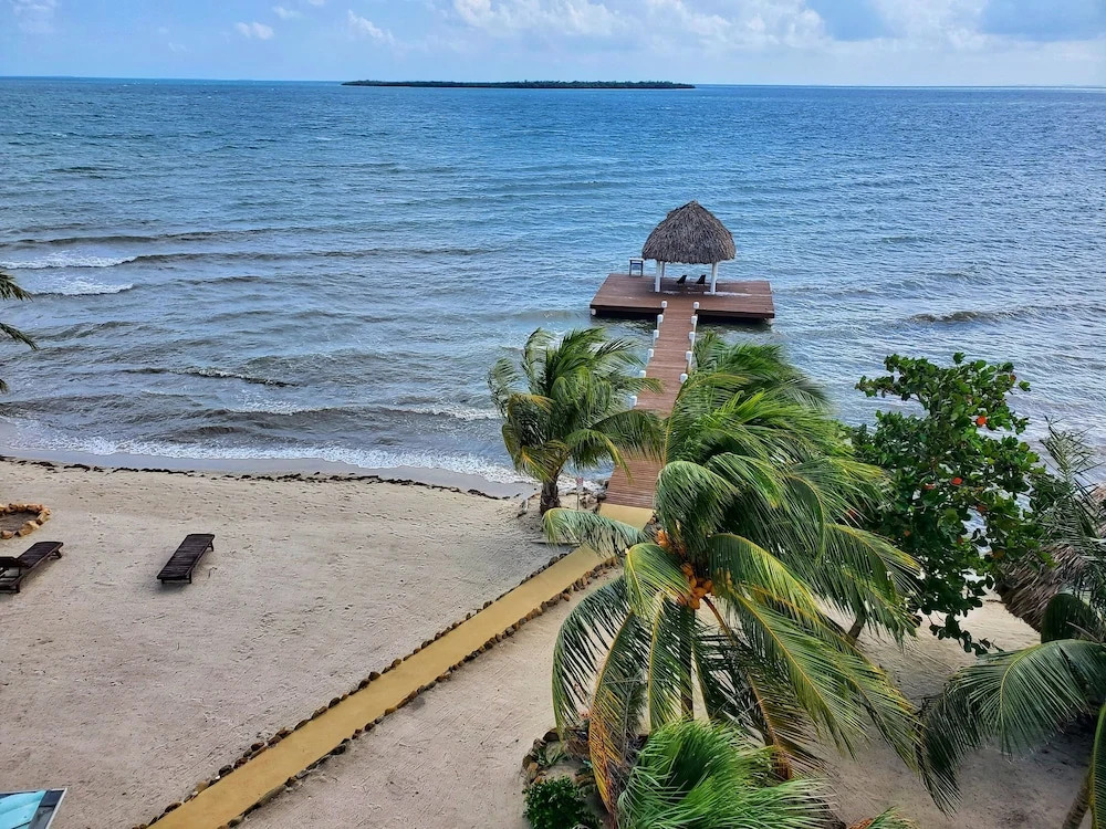 Lucky Duck Villa - Private Beach Escape