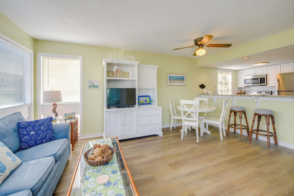 Ocean Breezes & 2 Pools: 1 Block to the Sand