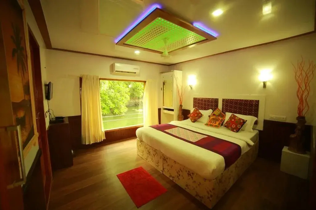 Private Houseboat