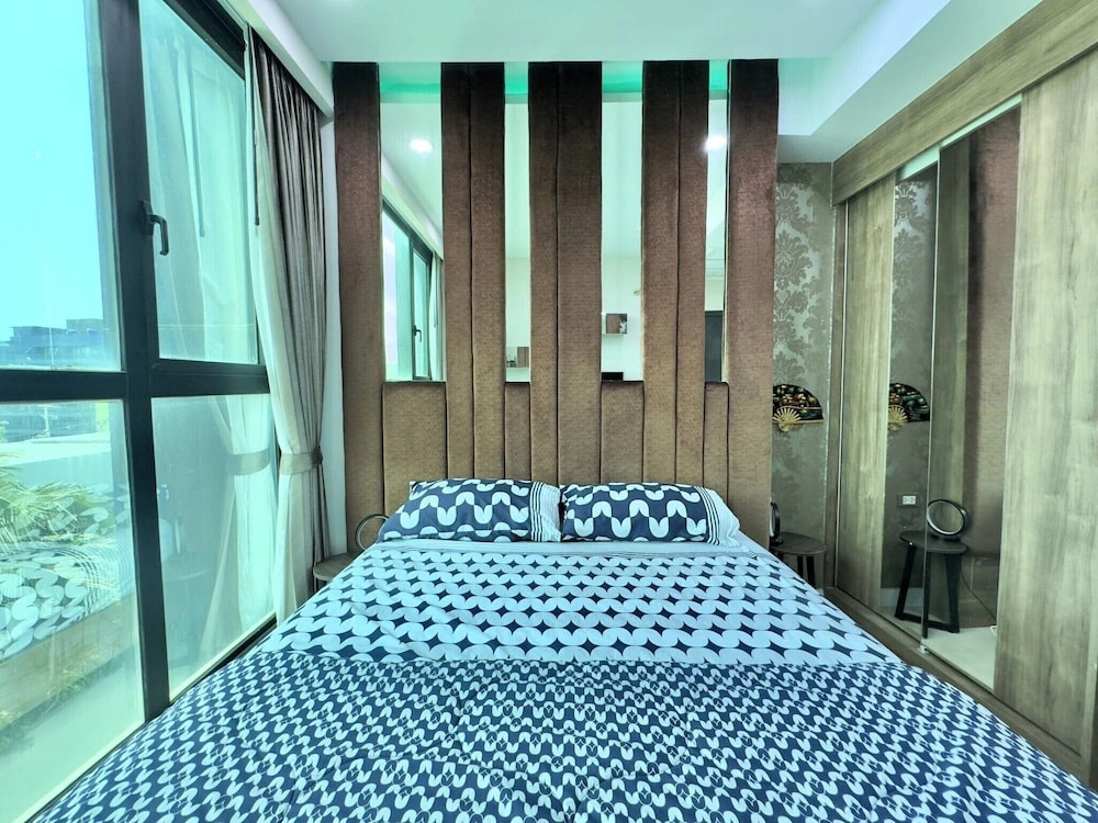 Stylish Low-floor 2-bedroom Sea-view Condo at Dusit Grand Condo View
