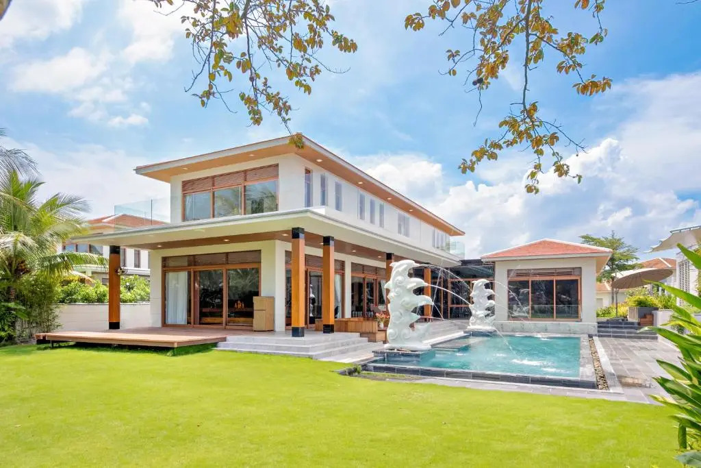 Deluxe villa along the beach