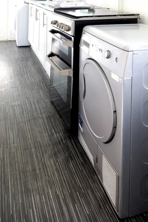 Elegant 5-bedroom Home- Fast Wifi, Free Parking & Netflix