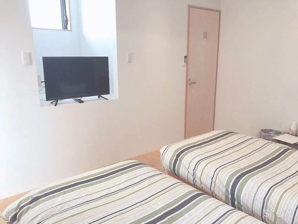 BOND - Hostel