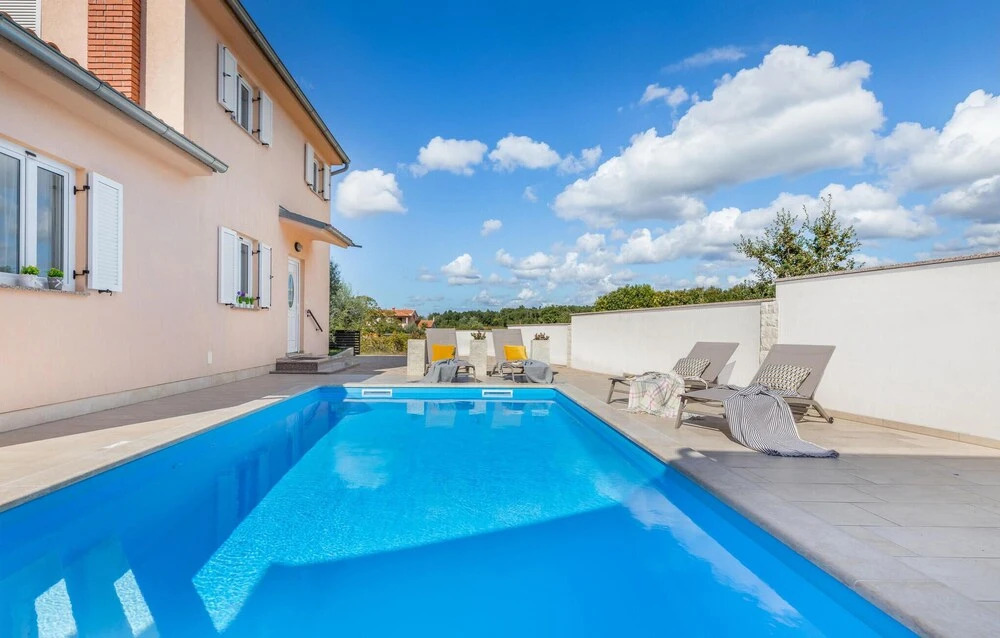 Stunning Home In Musalez