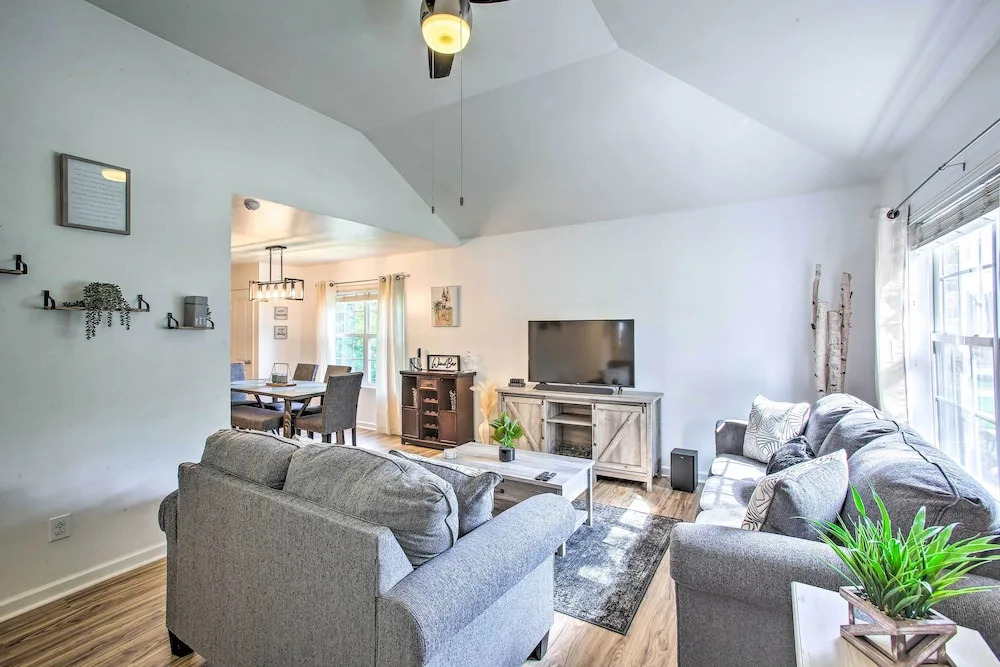 Charming Springfield Escape w/ Furnished Deck