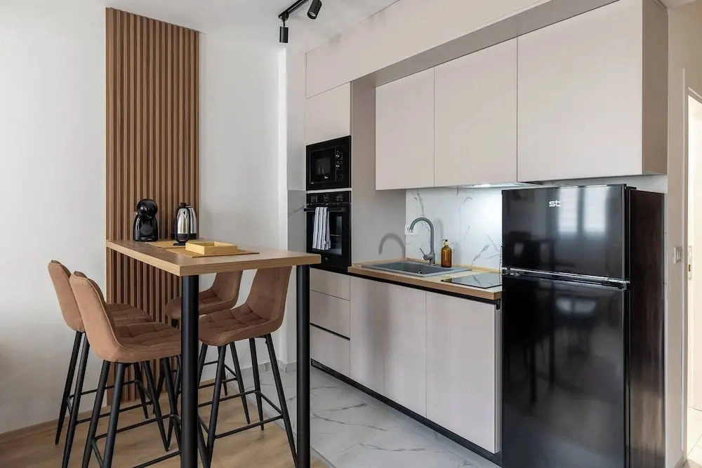 Centrally Located Cozy Oasis D&O Condo