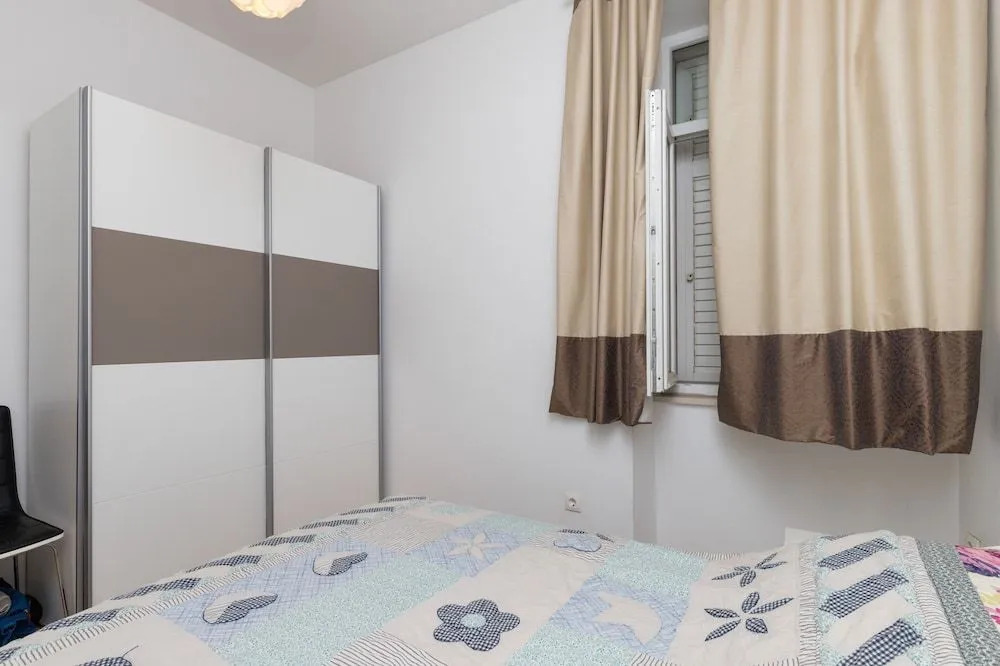 Apartment Van Gogh